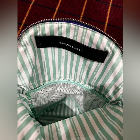 Lululemon Festival Bag Spray Dye Cool Breeze Bruised Berry / Black - Picture 5 of 6